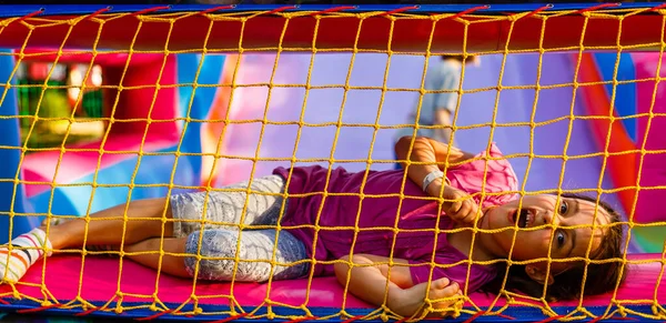 Uma Criança Alegre Joga Castelo Inflável — Fotografia de Stock