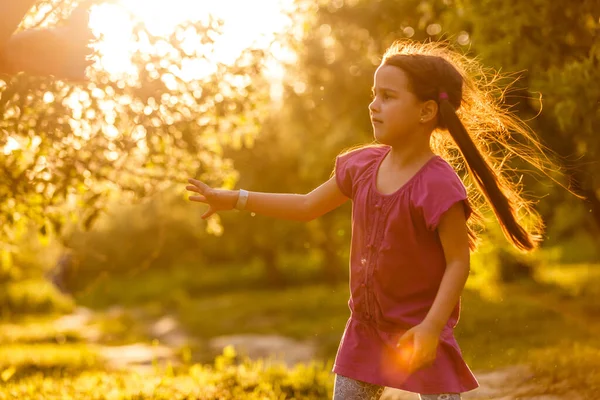 Fünfjähriges Kaukasisches Mädchen Pustet Bei Sonnenuntergang Seifenblasen Freien Glückliche Unbeschwerte — Stockfoto