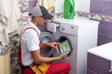 Çamaşır makinesini akıllı telefon uygulaması ile kontrol etmek. Yüksek kalite fotoğraf