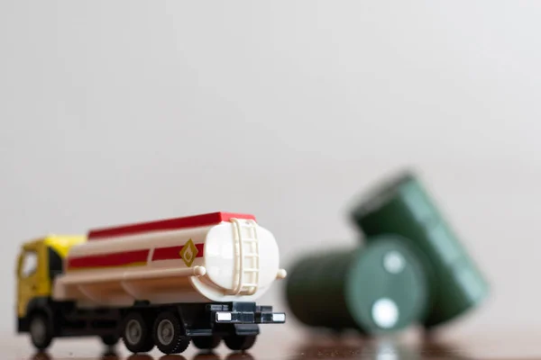 깡통을 트럭에 장난감을 — 스톡 사진