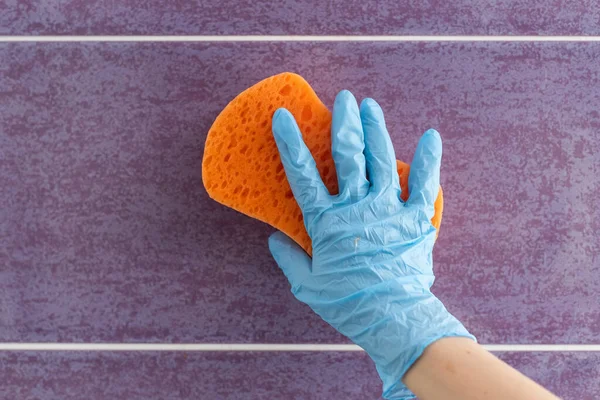 Hand Rubberen Handschoenen Met Een Spons Voor Het Wassen — Stockfoto