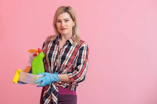 Butelki Chemikaliami Wiklinowym Koszu Rękach Białej Kobiety Różowe Tło Miejsce — Zdjęcie stockowe