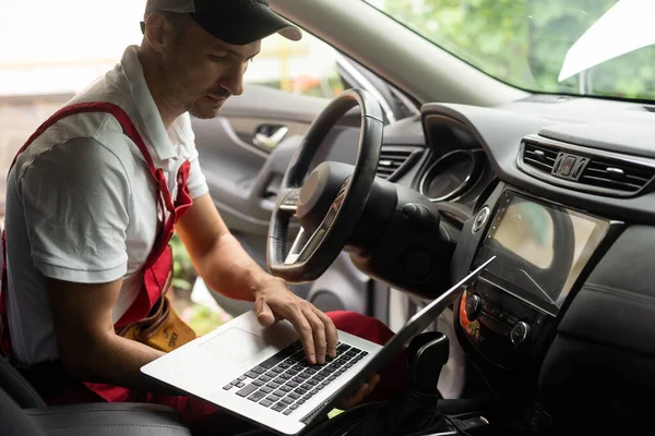 Capucha Abierta Mecánica Del Coche Para Reparar Comprobar Sistema Problemas —  Fotos de Stock