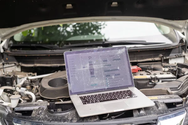 Diagnóstico Computador Carro Garagem Técnico Mecânico Automotivo Usando Computador Portátil — Fotografia de Stock