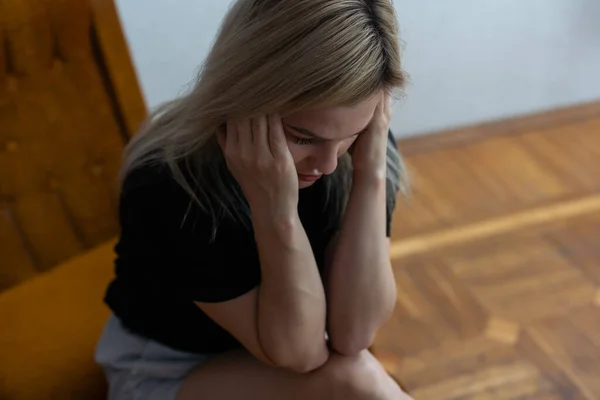 Tir Une Jeune Femme Tenant Tête Dans Inconfort Raison Douleur — Photo