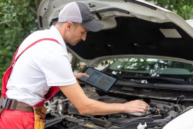 Mekanik atölye dijital tablet kullanma.