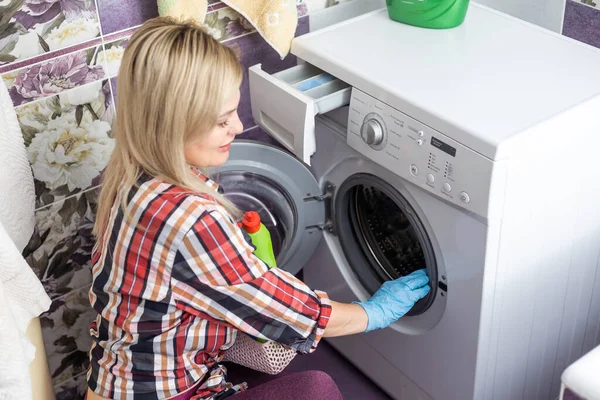 Mooie Jonge Vrouw Schoonmaken Badkamer — Stockfoto