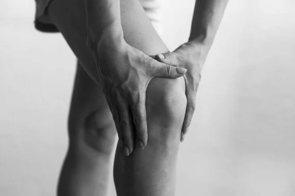 Closeup Vrouw Hand Houd Knie Met Pijn Symptoom Gezondheidszorg Medische — Stockfoto
