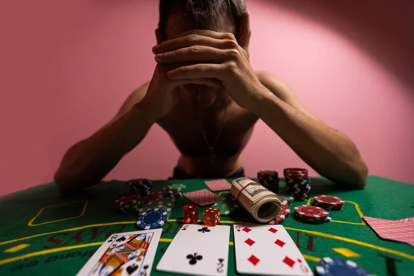 Χαμένος Τζογαδόρος Χάνει Πολλά Λεφτά Παίζοντας Πόκερ Στο Καζίνο Εθισμένος — Φωτογραφία Αρχείου