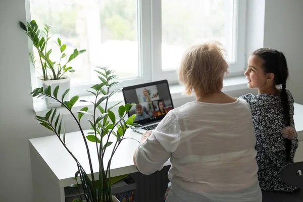 Feliz Avó Sua Neta Ter Vídeo Chat Laptop Juntos Casa — Fotografia de Stock