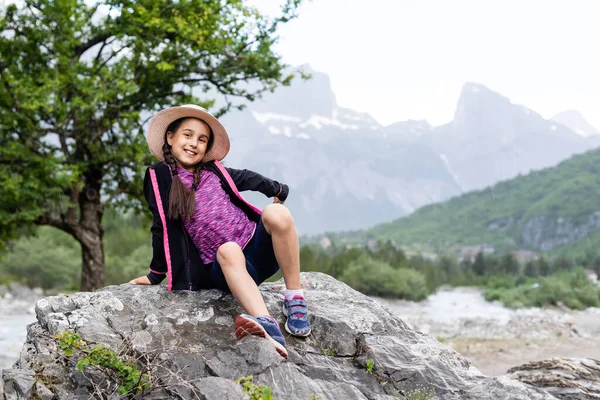 Kleines Mädchen Den Bergen Albaniens — Stockfoto
