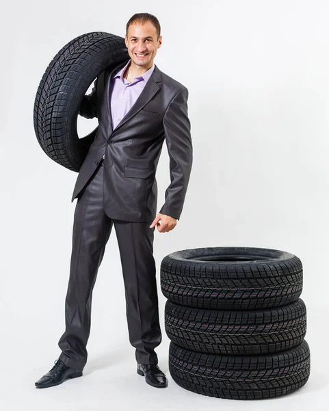 タイヤの背景に車のディーラーの男 自動車整備 — ストック写真