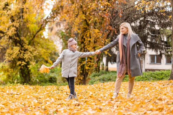 Feliz Familia Madre Hija Juegan Ríen Caminata Otoño Relaciones Madre — Foto de Stock