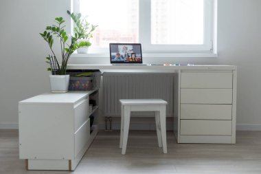 Covid-19 salgınından dolayı karantina ve tecrit süresince uzak eğitim. Ekranda online sınıfı olan modern dizüstü bilgisayar.