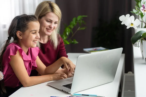 Bella Giovane Donna Sua Piccola Figlia Carina Stanno Usando Computer — Foto Stock