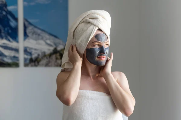 Portrait Woman Mask Face Towel Head — Stockfoto