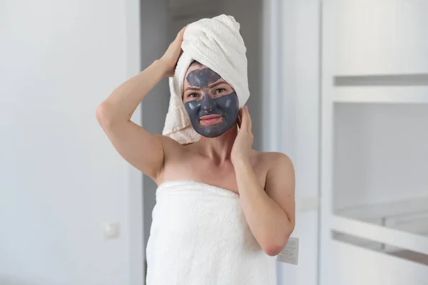 Mulher Bonita Aplicando Máscara Facial Seu Rosto Cuidados Com Pele — Fotografia de Stock
