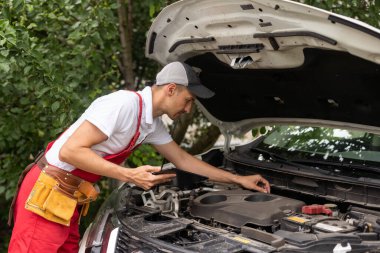 Close-Up dijital tablet kullanarak bir araba tamircisi.