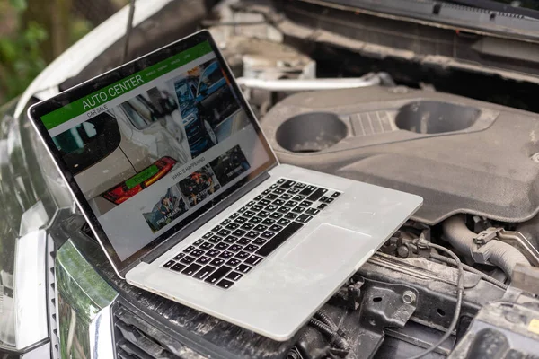 Diagnóstico Computador Carro Garagem Técnico Mecânico Automotivo Usando Computador Portátil — Fotografia de Stock