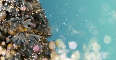 Pankart. Mavi Noel süsü, kartpostal. Ağaçta bir kar tanesi, toplar ve bir çelenk.