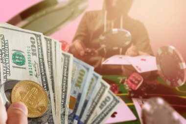 Klasik oyun kartları, çipler, kırmızı zarlar, bitcoin ve dolar yeşil arka planda. Kumar ve kumarhane konsepti