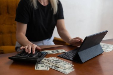 Kadın para sayıyor, Amerikan doları..