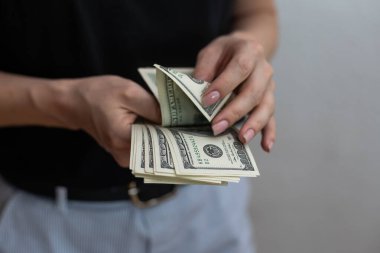 Kadın para sayıyor, Amerikan doları..
