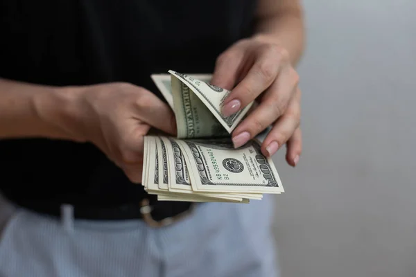 Mujer Contando Dinero Dólares Estadounidenses — Foto de Stock