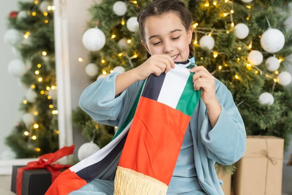 Kleines Mädchen Mit Fahne Der Vereinigten Arabischen Emirate Weihnachten — Stockfoto