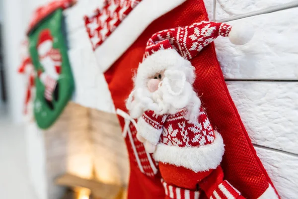 Камин Рождественскими Чулками Праздничном Интерьере Комнаты — стоковое фото