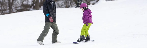 Ski Resort Father Teaching Little Daughter Snowboarding — Stock fotografie