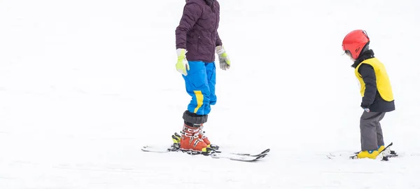 Инструктор Маленький Ребенок Лыжах Малыш Шлемом Безопасности Лыжный Урок Маленьких — стоковое фото