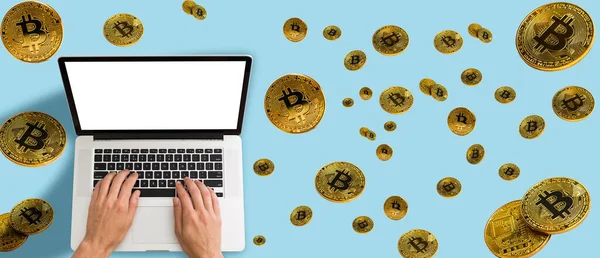 Bitcoin Kryptowaluta Monety Klawiaturze Laptopa Kryptowaluta Cyfrowy System Płatności Zbliżenie — Zdjęcie stockowe