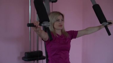 Yorgun genç bir kadın evde egzersiz yapıyor. Zindelik ve kilo kaybı kavramı.