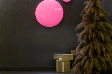 Noel hediyelerinin yakın çekimleri ambalaj kağıdıyla Noel ağacının altında..