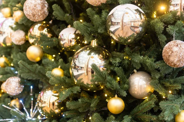 Versierde Kerstboom Wazige Achtergrond — Stockfoto