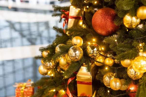 Primer Plano Los Regalos Navidad Papel Regalo Están Suelo Bajo — Foto de Stock