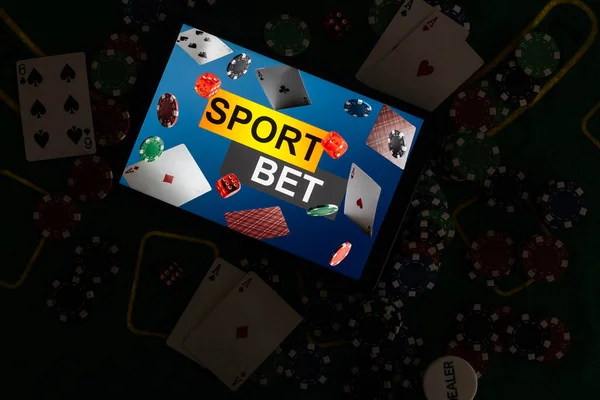 Smartphone Met Poket Tabel Scherm Kaarten Chipkaarten Spelen Pokertafel Online — Stockfoto