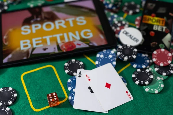 Smartphone Com Mesa Bolso Scree Cartas Baralho Fichas Mesa Poker — Fotografia de Stock