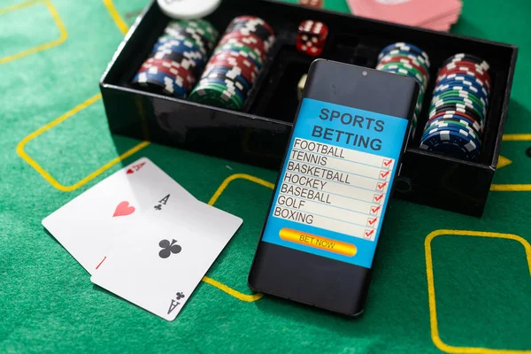 Bahisçilerin Internet Sitesinde Bahisler Akıllı Telefon Poker — Stok fotoğraf