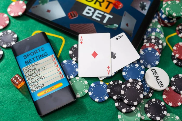 Smartphone Com Mesa Bolso Tela Jogando Cartas Cartões Chip Mesa — Fotografia de Stock