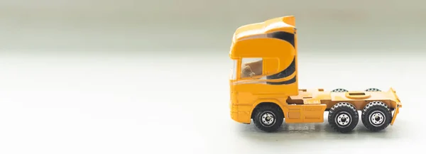 Zware Vrachtwagen Speelgoed Geïsoleerd Witte Achtergrond — Stok fotoğraf
