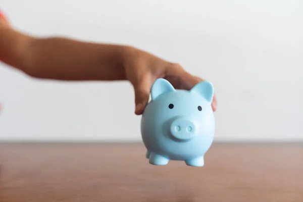 Childs Mão Está Segurando Banco Porquinho Mesa Madeira Poupar Dinheiro — Fotografia de Stock