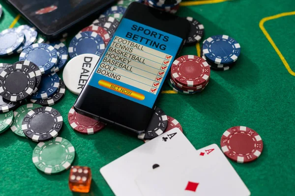 Смартфон Столом Экране Игральные Карты Чип Карты Покерном Столе Онлайн — стоковое фото