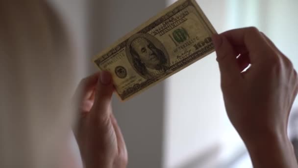Kobieta Trzyma Banknot Dolarowy Patrzy Niego Znakiem Wodnym Zbliżenie — Wideo stockowe