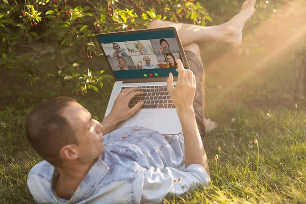 Jeune Homme Dans Jardin Été Sur Ordinateur Portable Tout Bavardant — Photo