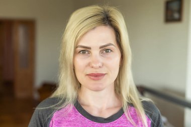 Güzel 40-year-old sarışın kadın portresi.