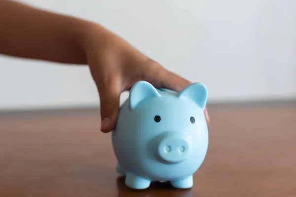 Childs Mão Está Segurando Banco Porquinho Mesa Madeira Poupar Dinheiro — Fotografia de Stock