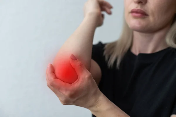 女性肘部疼痛 手牵手点到肘部疼痛 手臂疼痛和伤害的概念 — 图库照片