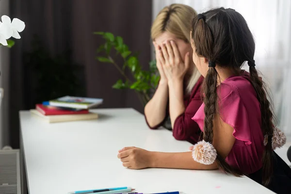 屋内で彼女の母親と一緒に祈り宗教のキリスト教の女の子 — ストック写真